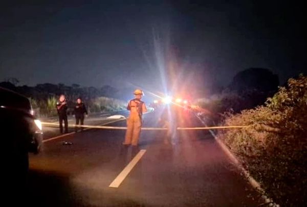 ¡CAFRE LE PEGA A MOTO, MATÓ A UNA MUJER Y DEJÓ DOS HERIDOS!