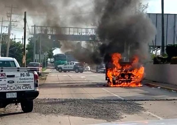 ¡SE ACHICHARRADA CAMIONETA EN LA TRANSÍSTMICA!