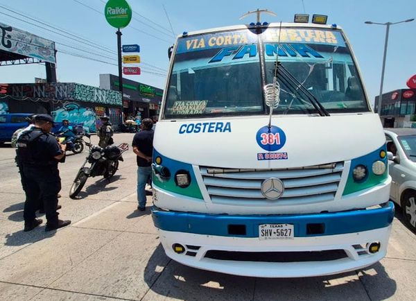 ¡“COSTERA” LE DA UN ARRIMÓN A BIKER!