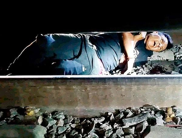 ¡RESCATAN BORRACHITO ATORADO DEBAJO DEL TREN!