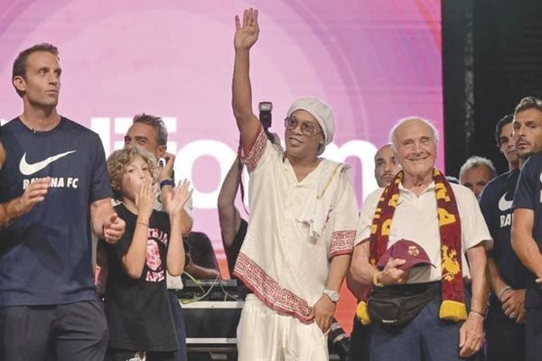 ¡RONALDINHO REGRESA PARA MARCAR “UN GOL 300” A LOS 46 AÑOS!