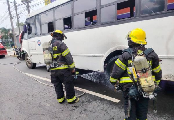 ¡SE LE CALIENTAN LOS FRENOS Y ARDE CAMIÓN RUTA TEJERÍA!