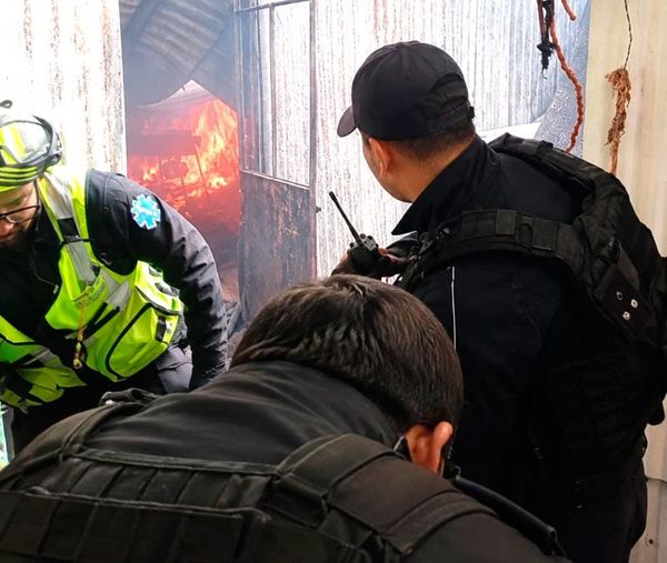 ¡INCENDIO EN TALLER DE AUTOS CAUSA PÁNICO EN RÍO BLANCO!