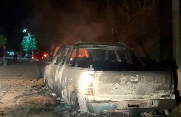 ¡QUEMAN DOS CAMIONETAS EN ASTACINGA!