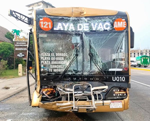 ¡ENCONTRONAZO: 7 HERIDOS! - CHOCARON UN AUTOBÚS ULUA CONTRA OTRO DE LOS AZULES EN LA TAMPIQUERA