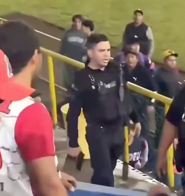 ¡POLICIA BALEÓ A CIVILES! - DURANTE UNA RIÑA EN UN PARTIDO DE BÉISBOL EN UN CAMPO DEPORTIVO DE CIUDAD MENDOZA