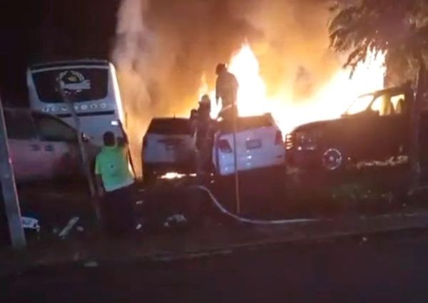 ¡FUEGO ARRASÓ CON OCHO VEHÍCULOS EN CORRALÓN DE GRÚAS!