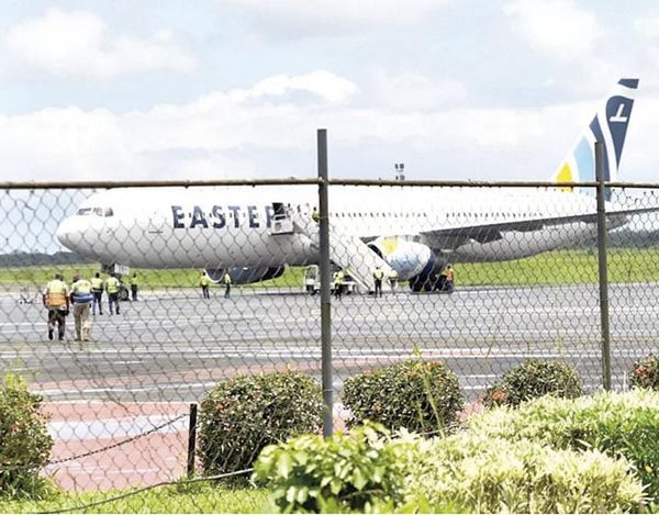 ¡GRUPO DE MIGRANTES DEPORTADOS DESDE EU SE NIEGA A BAJAR DE UN AVIÓN EN LIBERIA!
