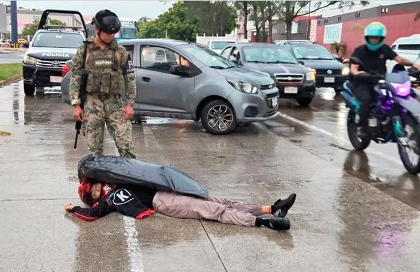 ¡MUJER MOTOCICLISTA HERIDA TRAS DERRAPAR EN FIDEL VELÁZQUEZ!