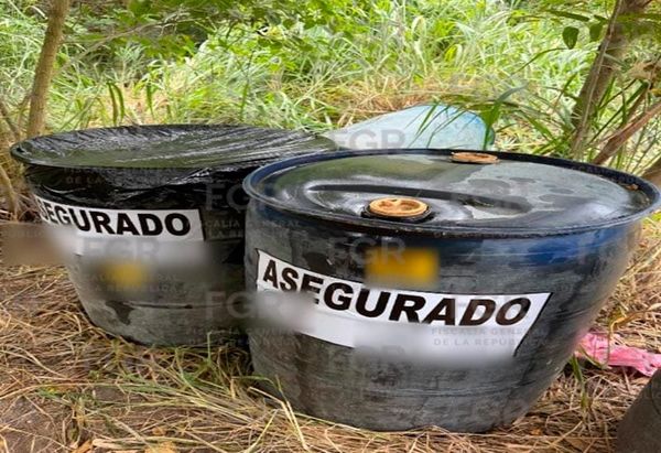 ¡FGR DECOMISA MIL 500 LITROS DE HUACHICOL EN CATEO EN PÁNUCO!