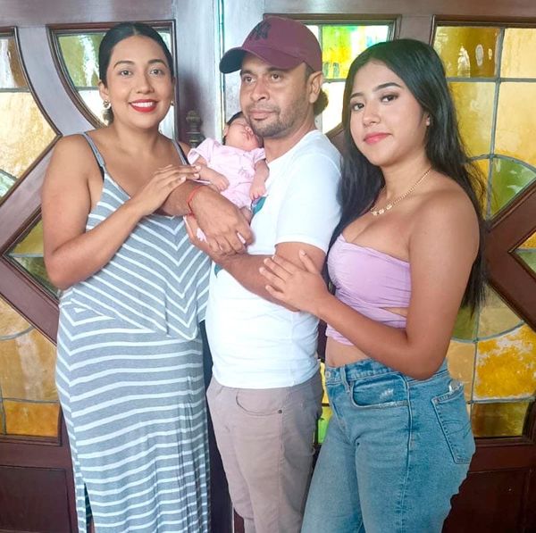 PRESENTAN A LA PEQUEÑA ESMERALDA MILLER LEÓN ANTE EL REGISTRO CIVIL DE VERACRUZ