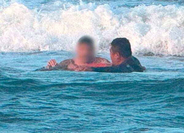 ¡SACAN A BAÑISTA DE LOS “PELOS” Y EVITAN QUE SE AHOGARA!