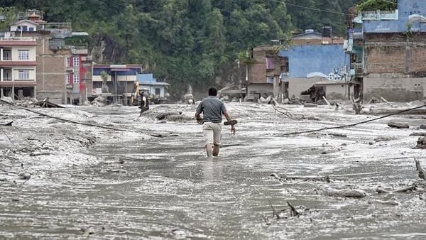¡SUMAN 157 MUERTOS POR DESLAVES EN NEPAL!