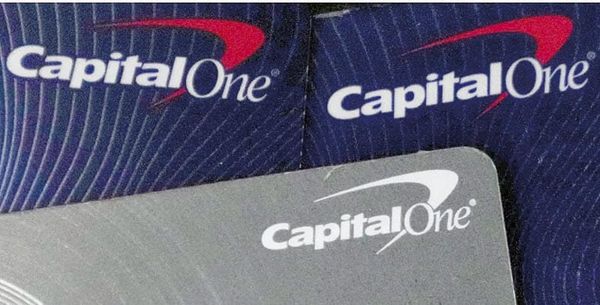 ¡CAPITAL ONE DICE QUE CERRÓ CUENTAS BANCARIAS DE TRUMP!