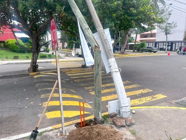 ¡DERRIBAN TRES POSTES Y OBLIGAN AL CIERRE DE ACCESO A COSTA DE ORO!