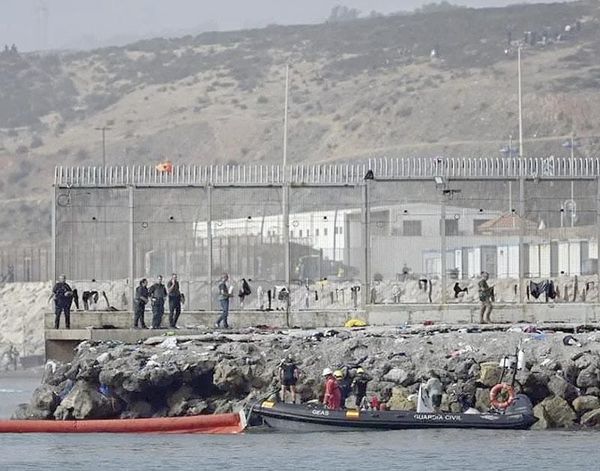 ¡ESPAÑA INSTALA VALLA DE CONTENCIÓN ENTRE CEUTA Y MARRUECOS!
