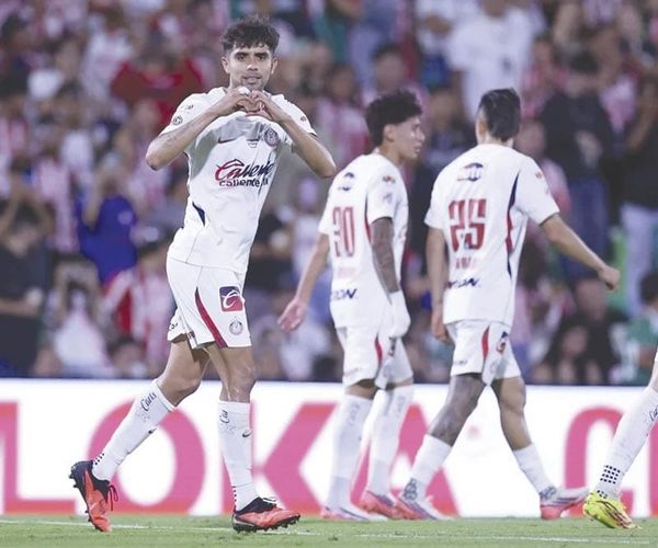 ¡CHIVAS LE GANA POR LA MÍNIMA AL SANTOS, VÍA PENAL!