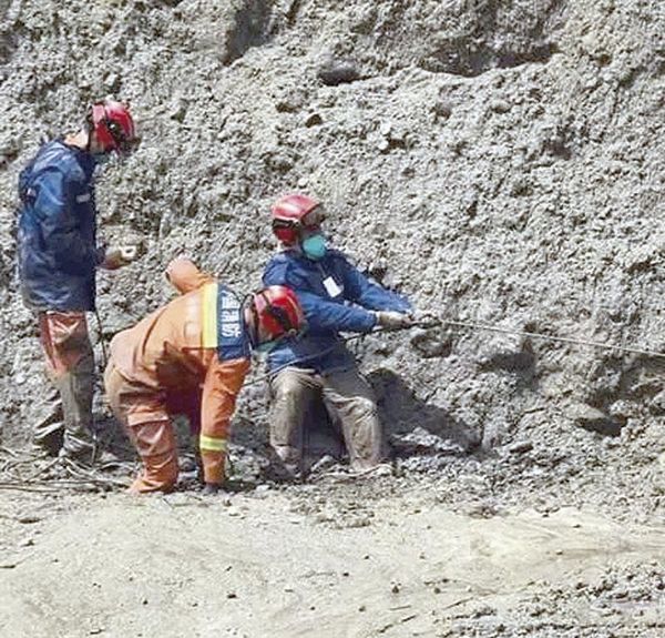 ¡VAN 675 MUERTOS EN NEPAL; HAY MÁS DE 2 MIL 500 DESAPARECIDOS!