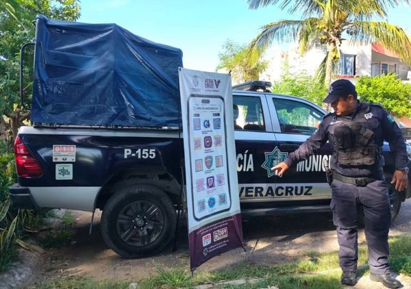 ¡DAMA AMENAZÓ A SU VECINO Y DESTROZÓ LA TUBERÍA DEL TINACO!