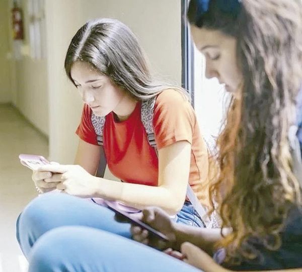 ¡APOYAN MAESTROS LA REGULACIÓN DE CELULARES!