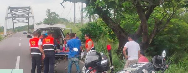 ¡BIKER DERRAPÓ, VOLÓ Y ATERRIZÓ EN LA MALEZA!