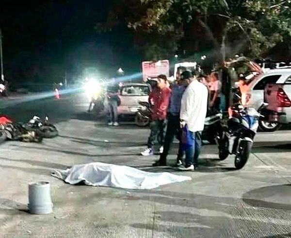 ¡MOTOCICLISTA ATROPELLÓ DOS MUJERES, DERRAPÓ Y SE MATÓ!