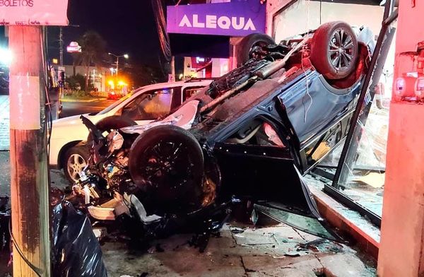 ¡SALE VOLANDO DE WALMART Y DESTROZÓ CAMIONETÓN!