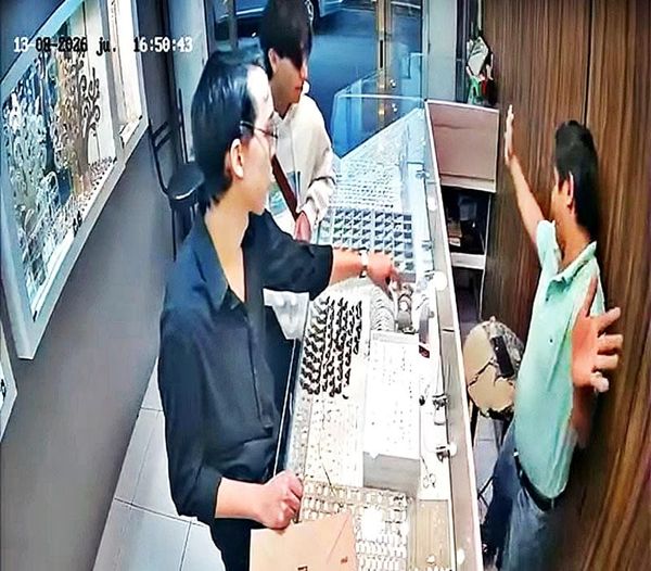 ¡ASALTANTES SALEN CORRIENDO DE JOYERIA POR ALARMA DE PÁNICO!