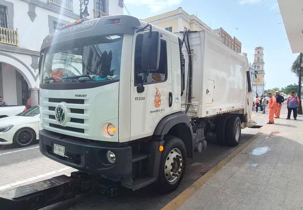 ¡CAMIÓN DE LA BASURA SE QUEDÓ ATORADO EN HUNDIMIENTO!