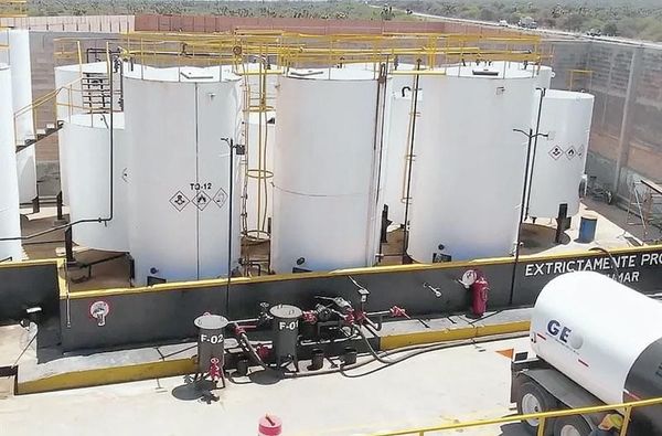 ¡PASAN DE LA ORDEÑA A TENER MINI-REFINERÍAS!