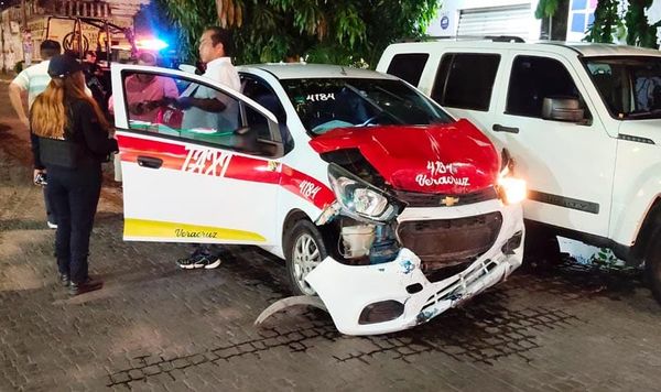 ¡SE ESTRELLA CAMIONETA CONTRA TAXI Y SEMÁFORO!