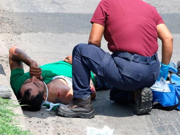 ¡CAFRE SE LE METIÓ A MOTOCICLISTA Y LO DEJÓ LESIONADO!