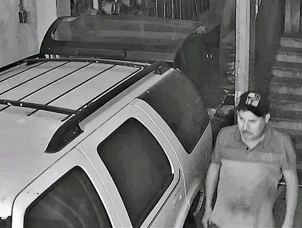 ¡CORRETEAN A CRISTALERO CUANDO ABRÍA UNA CAMIONETA!