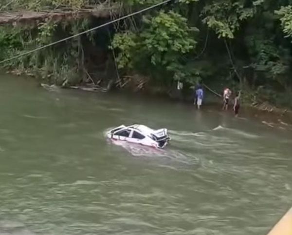 ¡TAXISTA SE ECHÓ PESTAÑAZO Y CAYÓ AL RÍO!