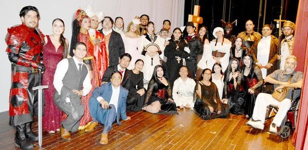 EGRESA QUINTA GENERACIÓN DE ACTORES CON “DRÁCULA”