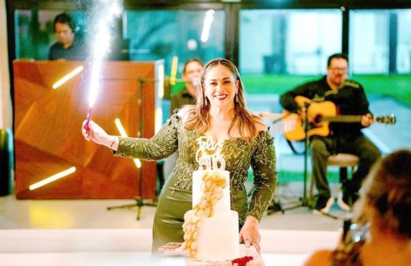 ERIKA MIKEL CELEBRA SUS 50 AÑOS