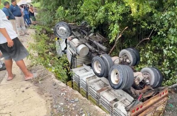 ¡CAMIÓN TORTON VOLCÓ Y CAYÓ EN UN ARROYO EN PAPANTLA!