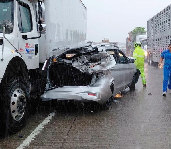 ¡CARAMBOLA EN LA AUTOPISTA Y DEJÓ CINCO LESIONADOS!