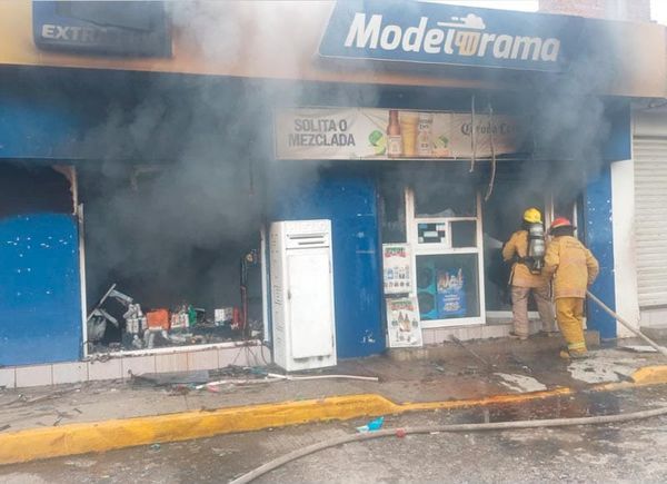 ¡INCENDIO CONSUMIÓ EXPENDIO DE CERVEZAS EN POZA RICA!