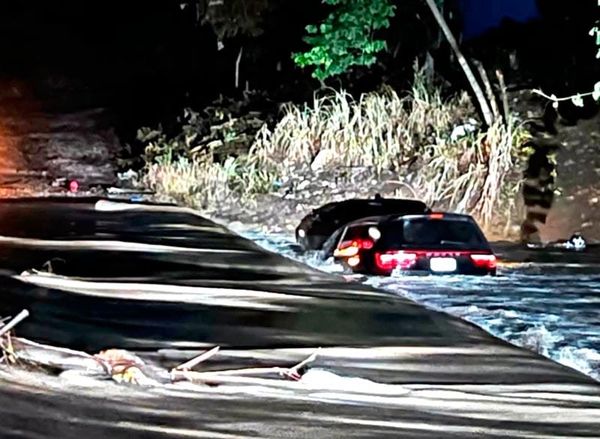 ¡RÍO CRECIDO ARRASTRÓ CAMIONETA CON TODO Y CONDUCTOR!