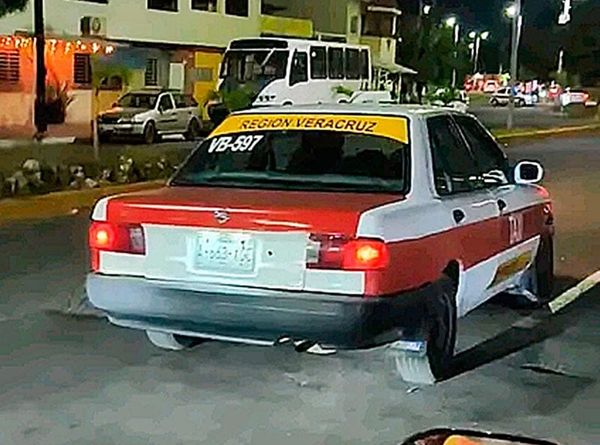 ¡TAXI 597 EMBISTIÓ A BIKER Y LO DEJÓ TENDIDO EN EL PAVIMENTO!