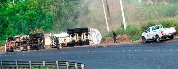 ¡VOLCÓ PIPA CON HIDROCARBUROS EN LA CURVA DE TOLOME!