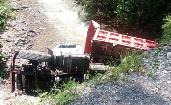 ¡CAMIÓN DE VOLTEO CARGADO CON ARENA SE FUE AL RÍO!