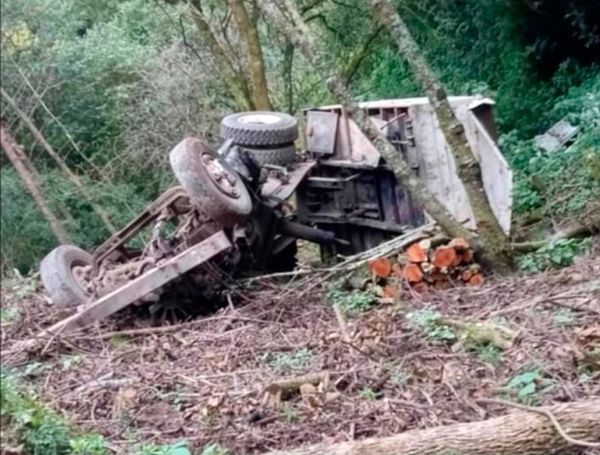 ¡CHOFER MUERE AL CAER A BARRANCO DE MÁS DE 50 METROS EN ASTACINGA!
