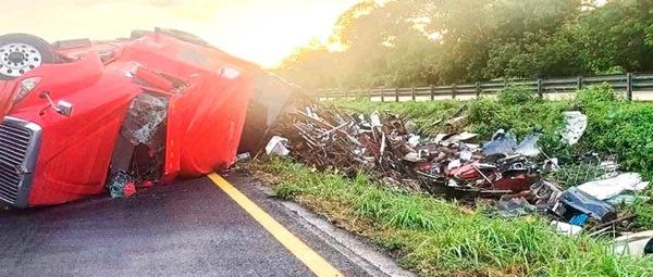 ¡SE VOLTEÓ “MOSTRUO” CARGADO CON CHATARRA!