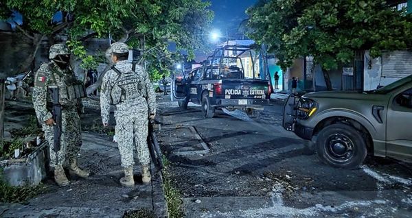 ¡LA TROPA CATEA CASA EN LA COLONIA MANANTIAL!