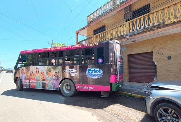 ¡SE VA PARA ATRÁS Y CHOCA FACHADA Y DAÑA CAMIONETÓN!