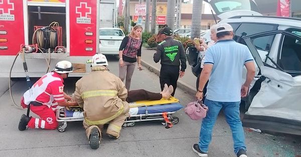 ¡EL OSITO BIMBO SE PASA EL ALTO EMBISTE A UN SEAT Y ABUELITA QUEDÓ PRENSADA!