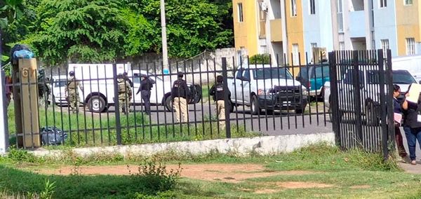 ¡MINISTERIALES AGREDEN A JOVEN Y SU HERMANITA EN UN CATEO EN PRIVANZAS!
