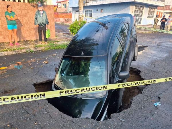 ¡SE LO TRAGÓ UN SOCAVÓN!